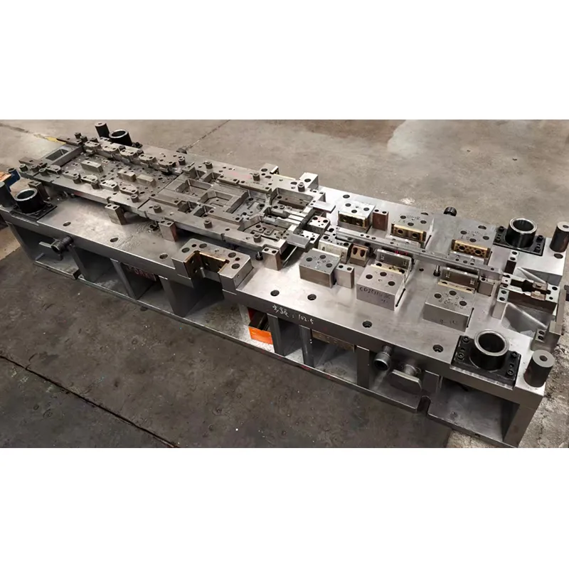 Штамповочная пресс-форма для последовательного действия