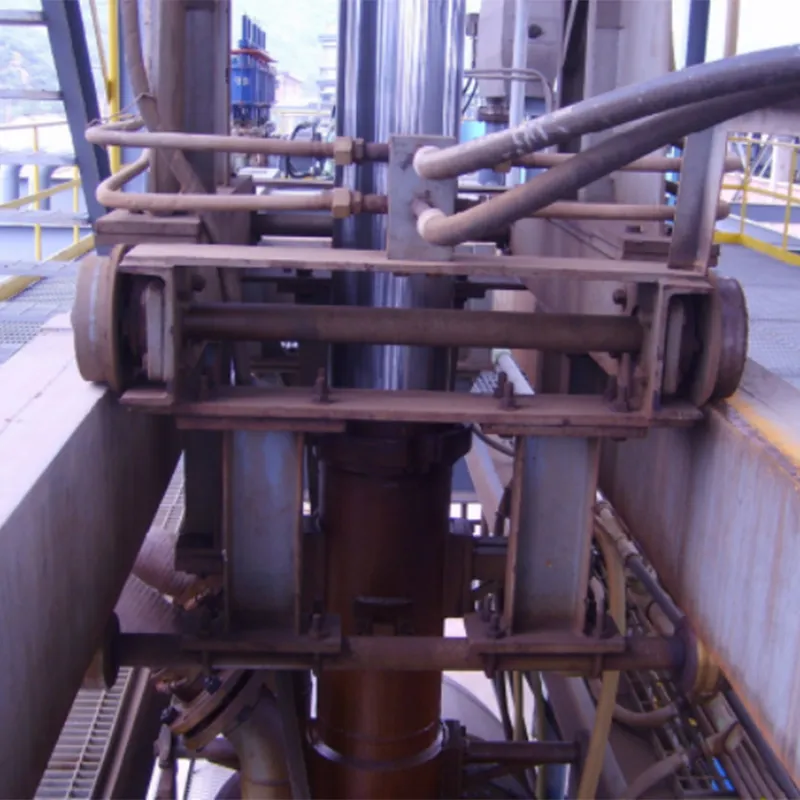 Большая промышленная труба в форме шеи журавля