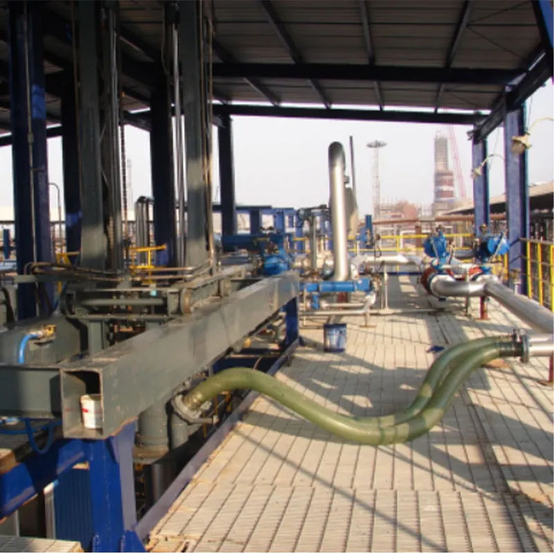 Большая промышленная труба в форме шеи журавля