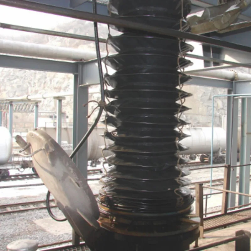 Герметичный кожух для улавливания паров большой промышленной трубы в форме шеи журавля