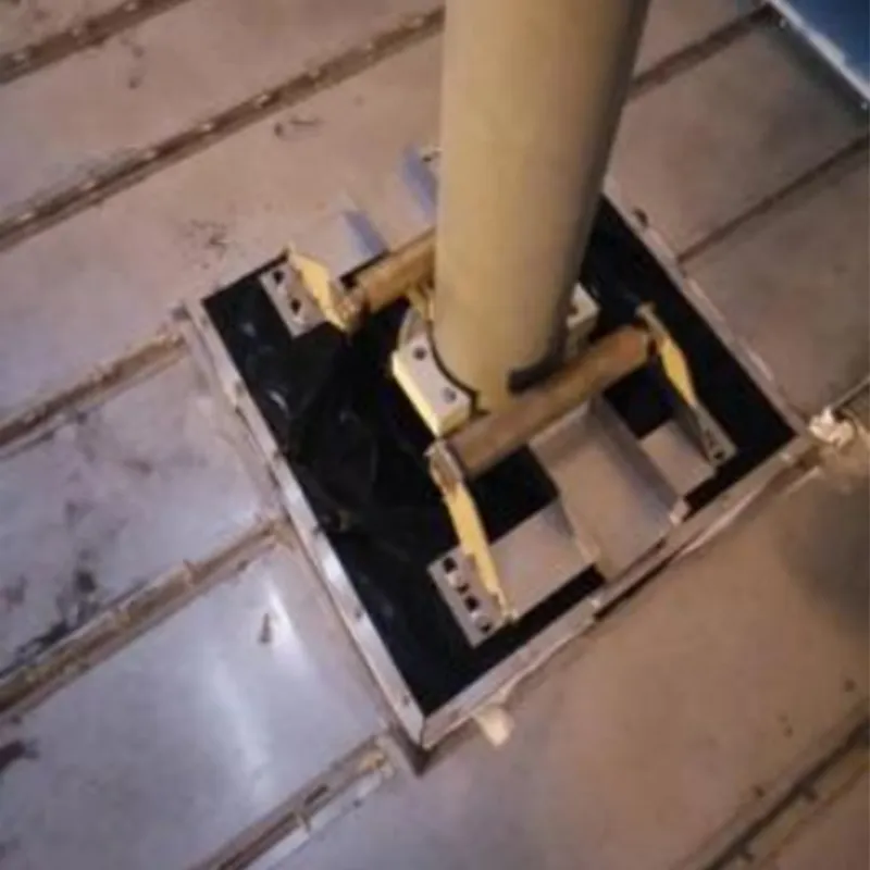 Устройство прохода с уплотнением направляющей стойки