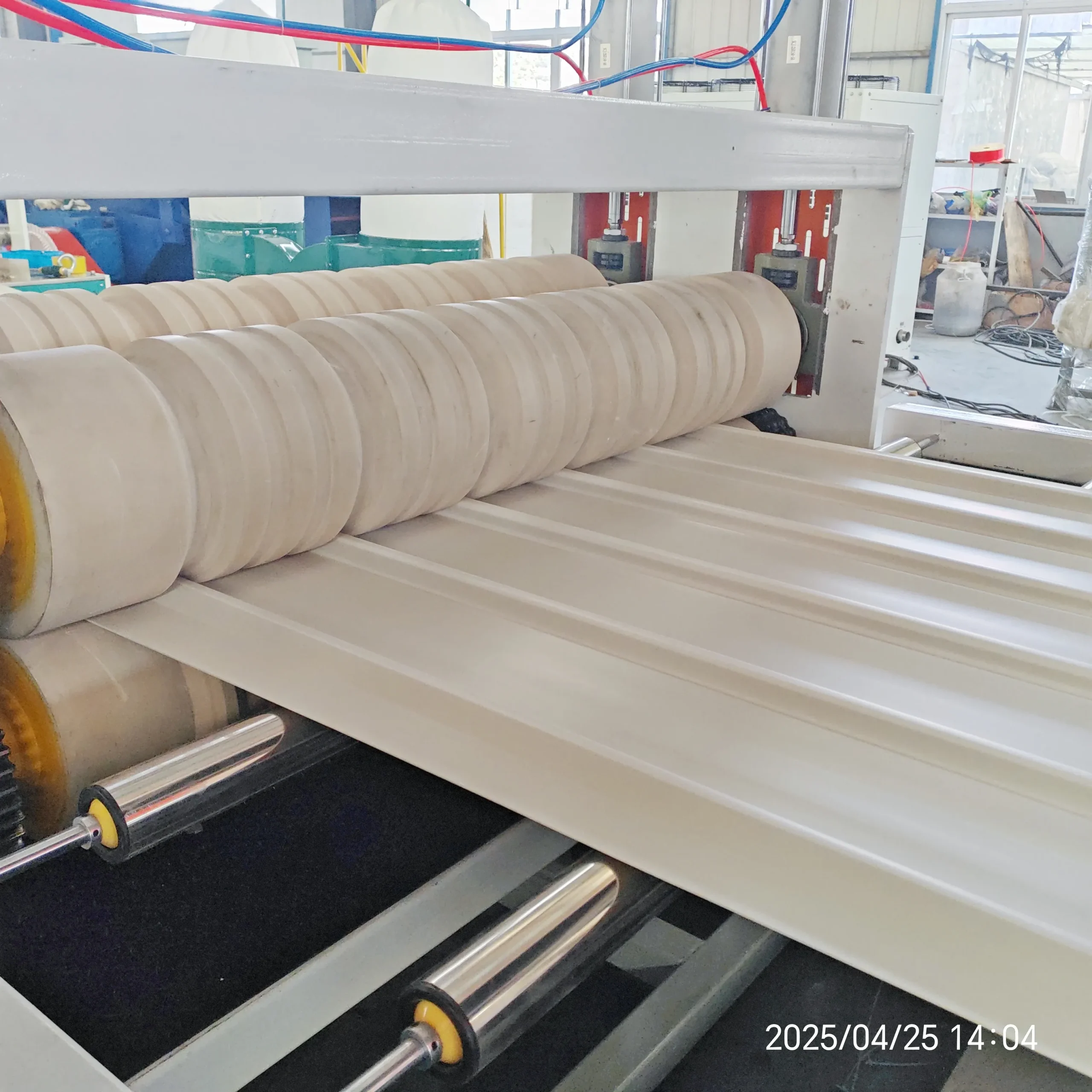 Линии по производству листа профилированного из ПВХ / ПК