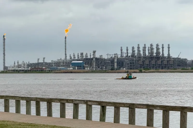 Источник изображения: Wikimedia Commons, файл: Cheniere Sabine Pass LNG Terminal.jpg; автор: Quintin Soloviev; лицензия: CC BY 4.0. Ссылка на источник: https://commons.wikimedia.org/wiki/File:Cheniere_Sabine_Pass_LNG_Terminal.jpg