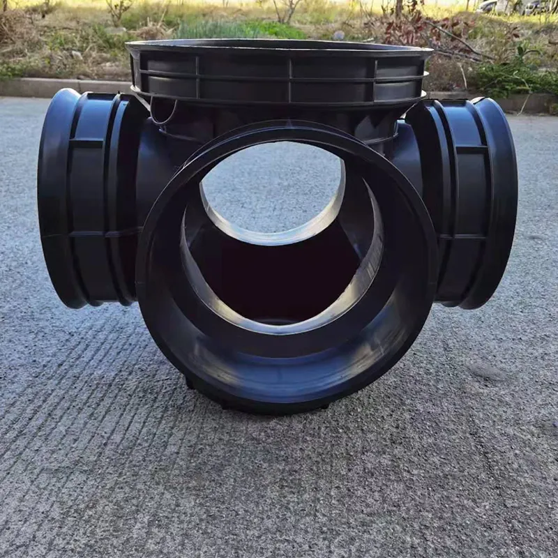 Четырехходовой колодец осадочного канала