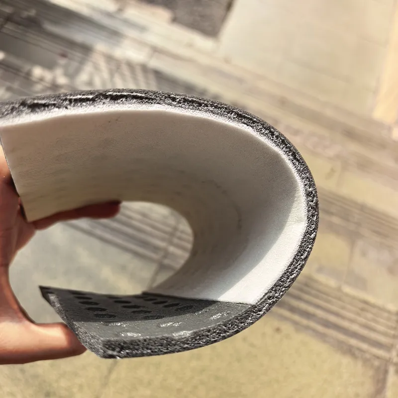 Трудновоспламеняющийся модифицированный полиэтиленовый композитный рулонный звукоизоляционный материал сотовой структуры