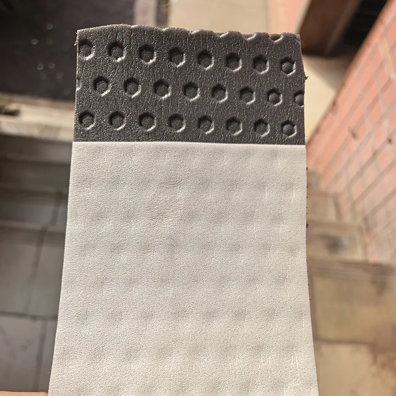 Трудновоспламеняющийся модифицированный полиэтиленовый композитный рулонный звукоизоляционный материал сотовой структуры