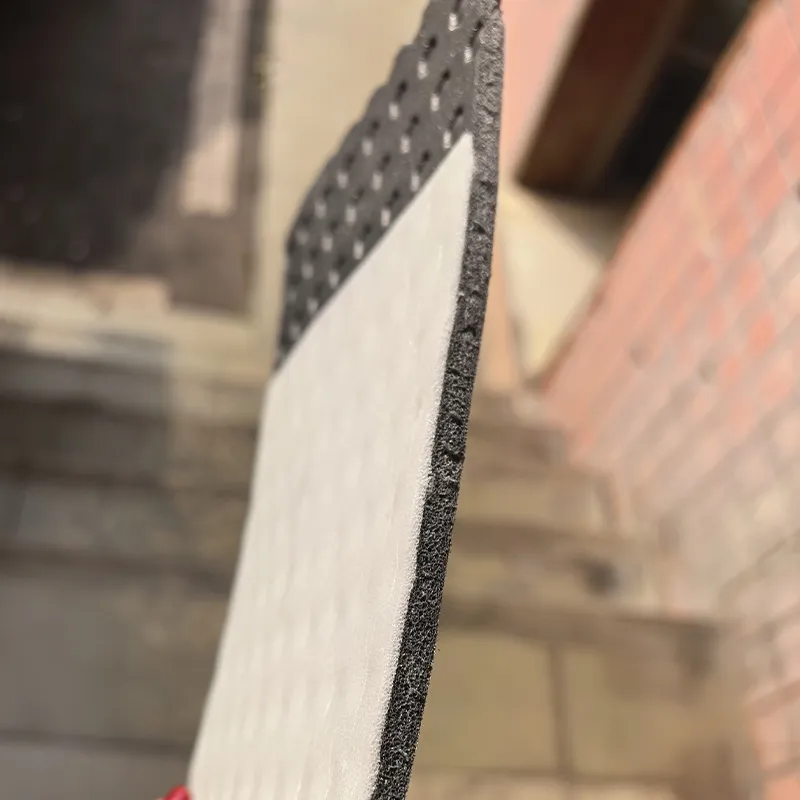 Трудновоспламеняющийся модифицированный полиэтиленовый композитный рулонный звукоизоляционный материал сотовой структуры