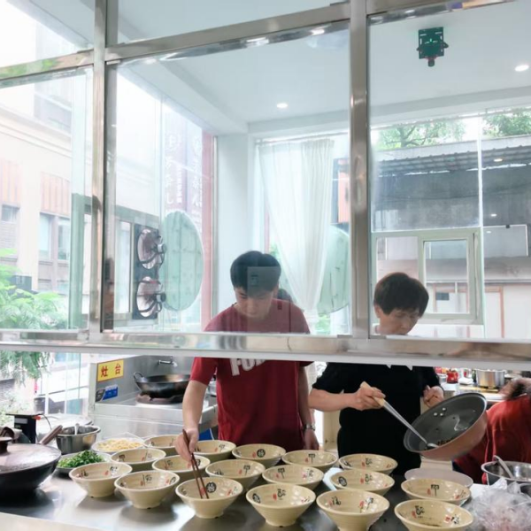 Флагманский ресторан «Sankuai Shu» от бренда Hongyi Vermicelli приглашает вас насладиться порцией нашей фирменной остро-кислой вермишели!