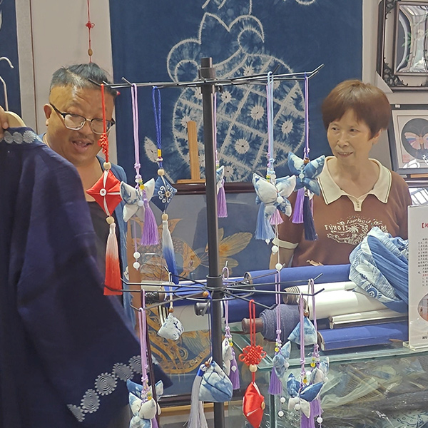 Ху Цзайю, основатель компании Hongyi Powder Industry, отправился в этнический городок Мяо в Мыльном корытце, чтобы обсудить создание культурных продуктов Xuyong.