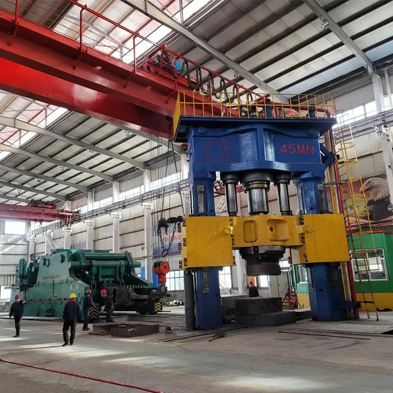 Работа 4500-тонного гидравлического пресса: крупногабаритные открытые штамповки ООО Шаньдун Банцзюй Промышленная используются в инфраструктурных проектах России