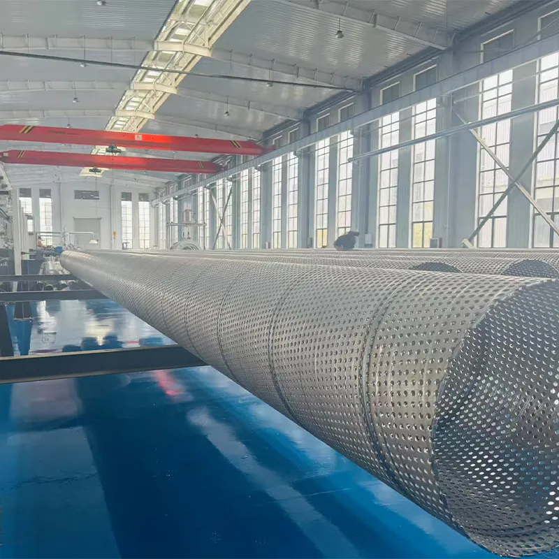 Композитная труба из полиэтилена с перфорированной стальной лентой в качестве армирующего слоя