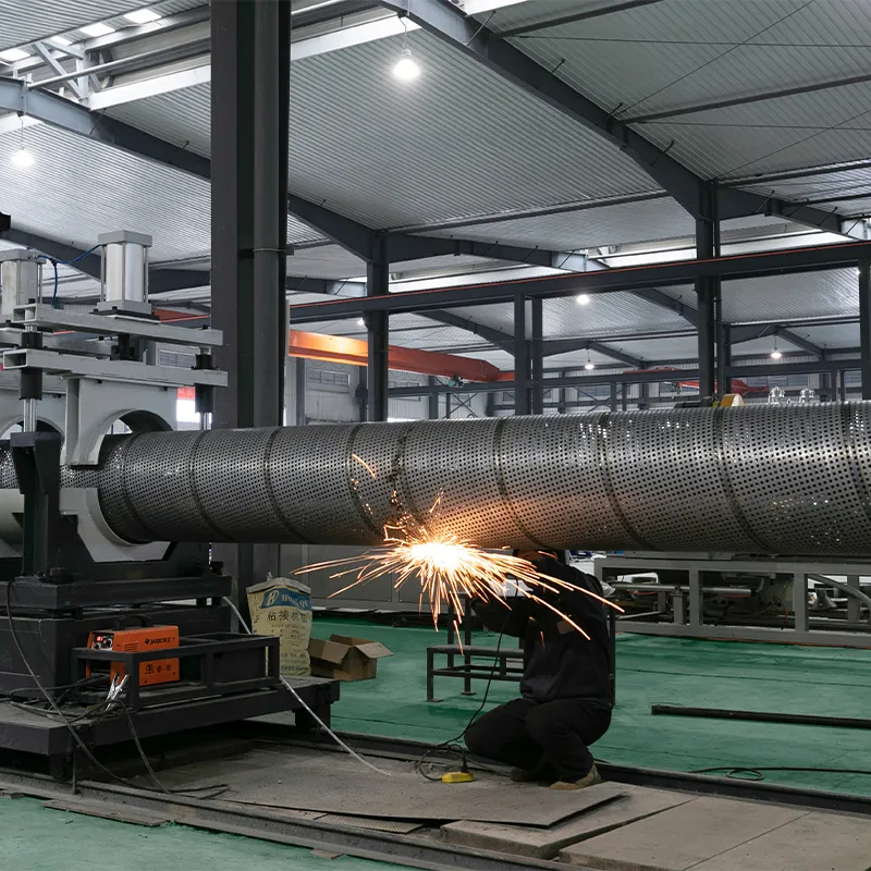 Композитная труба из полиэтилена с перфорированной стальной лентой в качестве армирующего слоя