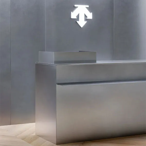 Флагманский магазин DESCENTE в здании Tokyo Shinmaru: интерпретация философии функциональной красоты через угол 45 градусов