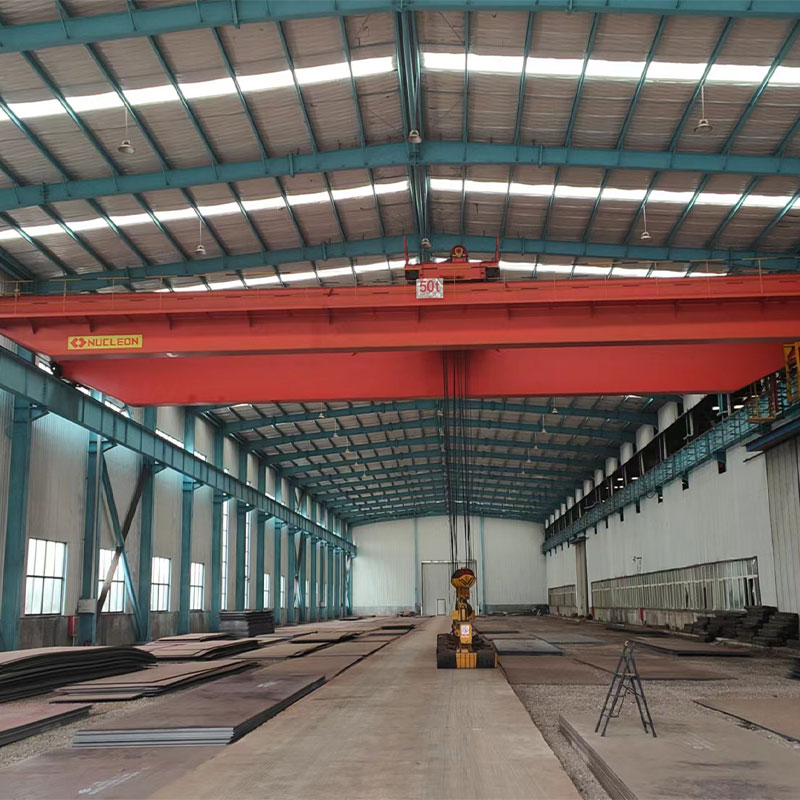 Кран с электромагнитным захватом