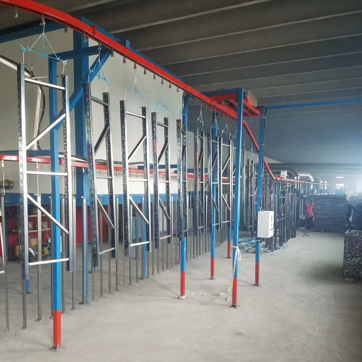Harbin Jiusheng Metal Structure: Введена в эксплуатацию автоматизированная линия порошковой окраски — повышение качества стеллажей и эффективности производства