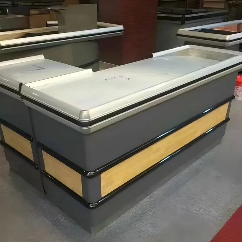 Кассовые узлы и полки для промоакции в супермаркете