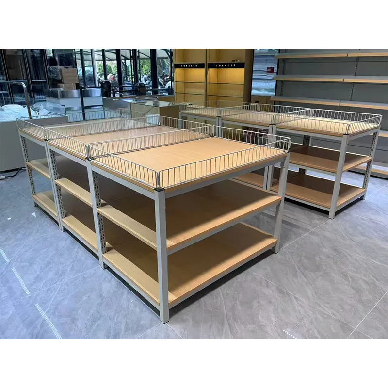 Кассовые узлы и полки для промоакции в супермаркете