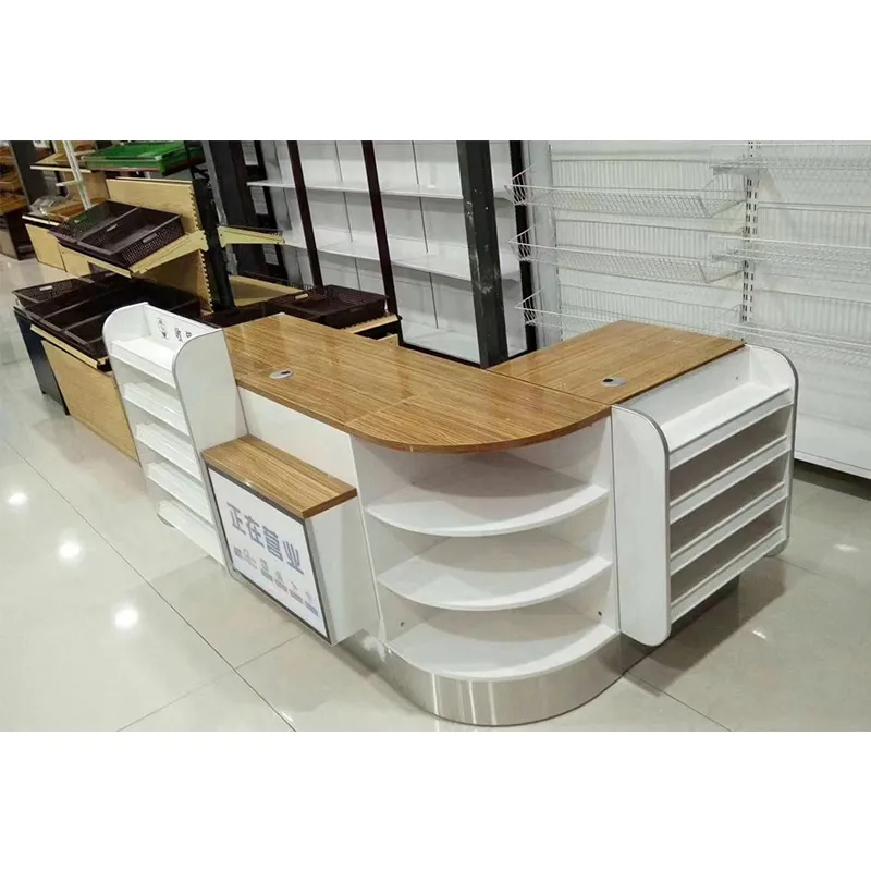 Кассовые узлы и полки для промоакции в супермаркете