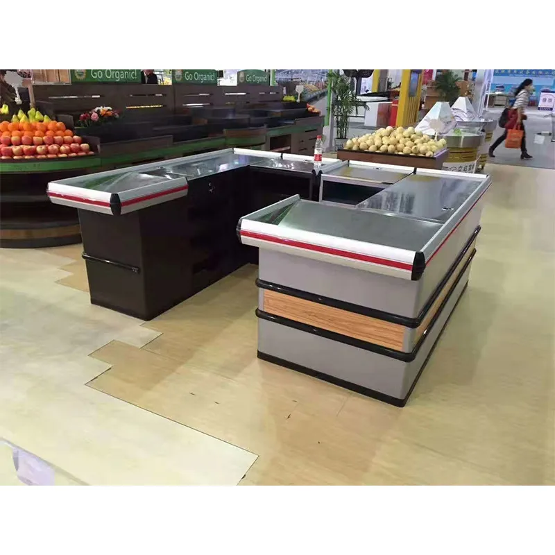 Кассовые узлы и полки для промоакции в супермаркете