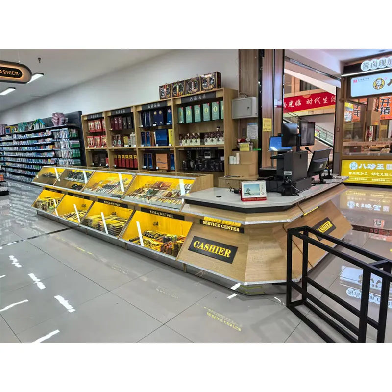 Кассовые узлы и полки для промоакции в супермаркете