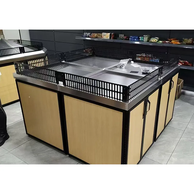 Кассовые узлы и полки для промоакции в супермаркете