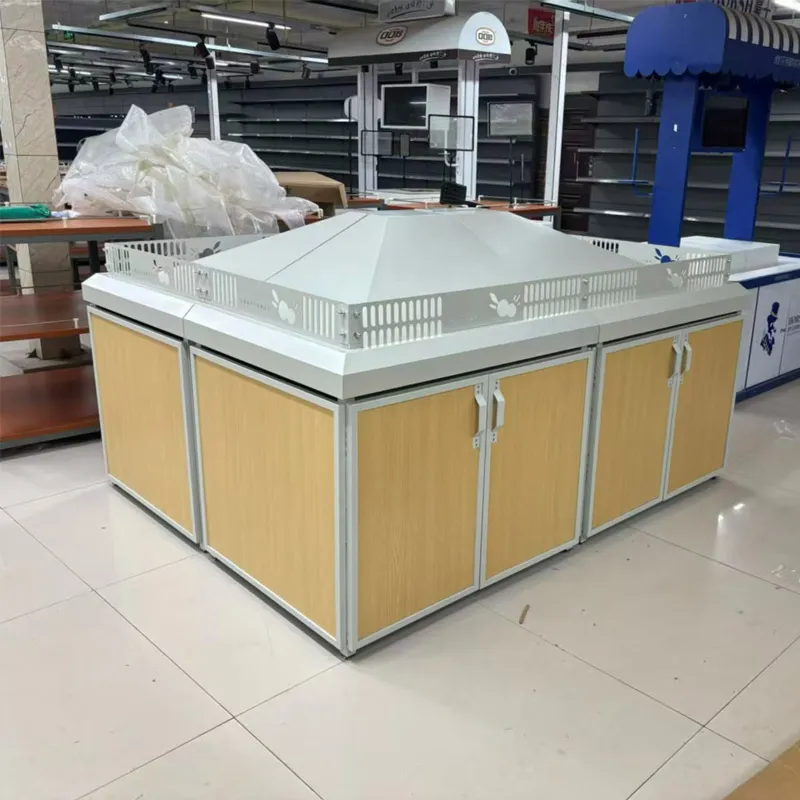 Полки для овощей и фруктов в супермаркете