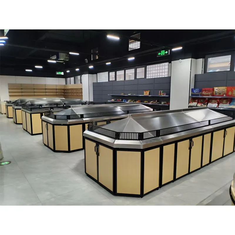 Полки для овощей и фруктов в супермаркете