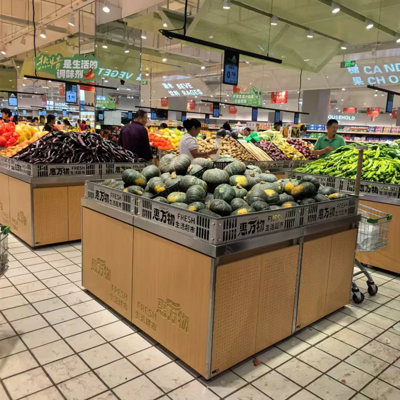 Полки для овощей и фруктов в супермаркете