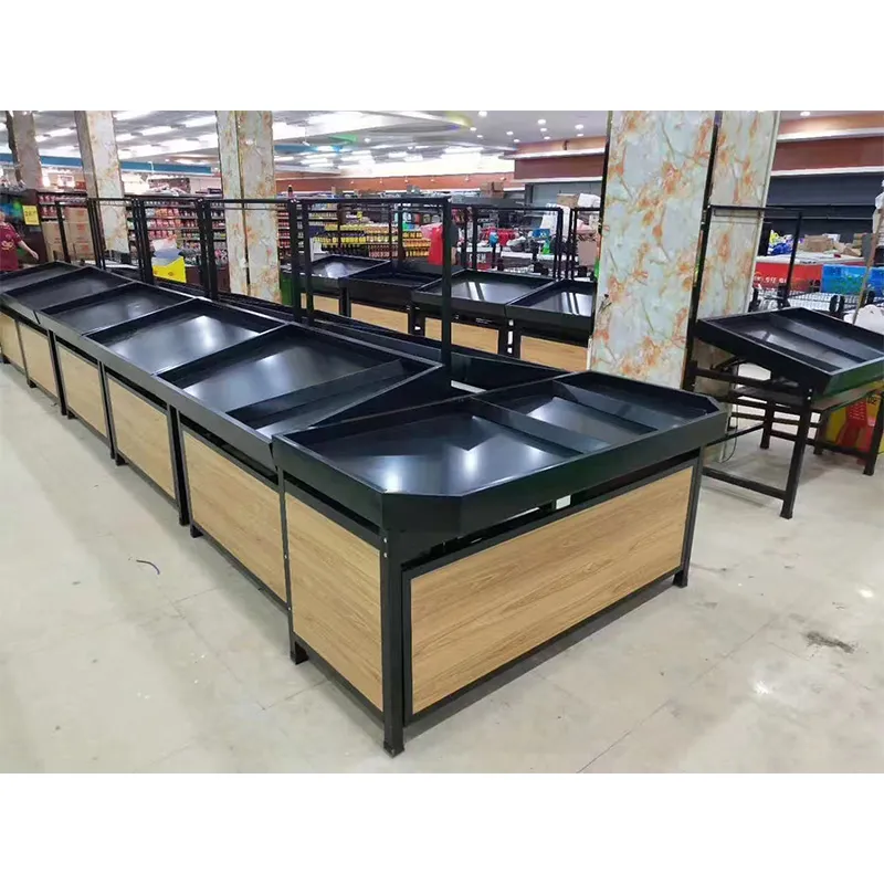 Полки для овощей и фруктов в супермаркете