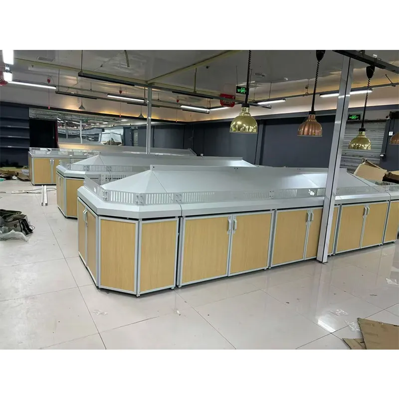 Полки для овощей и фруктов в супермаркете