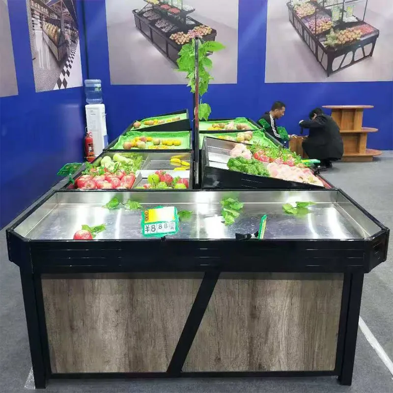 Полки для овощей и фруктов в супермаркете