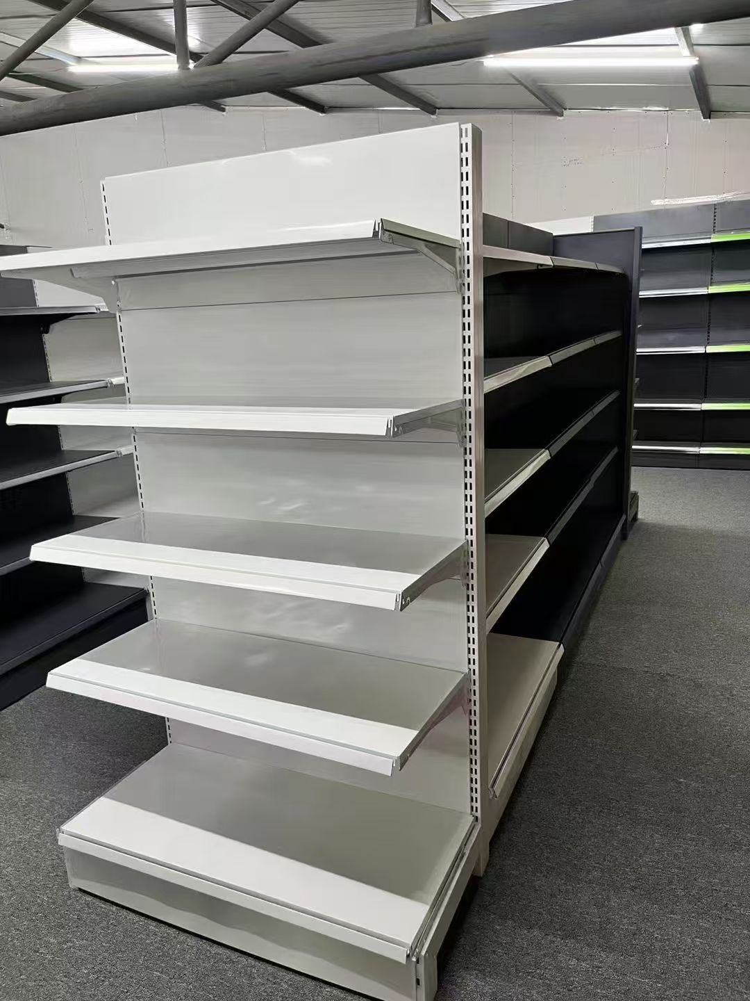 Полки супермаркетов высокого класса