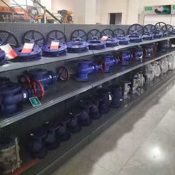 Стеллажи в розничном стиле для магазинов запорной арматуры: эффективная организация выкладки промышленных комплектующих
