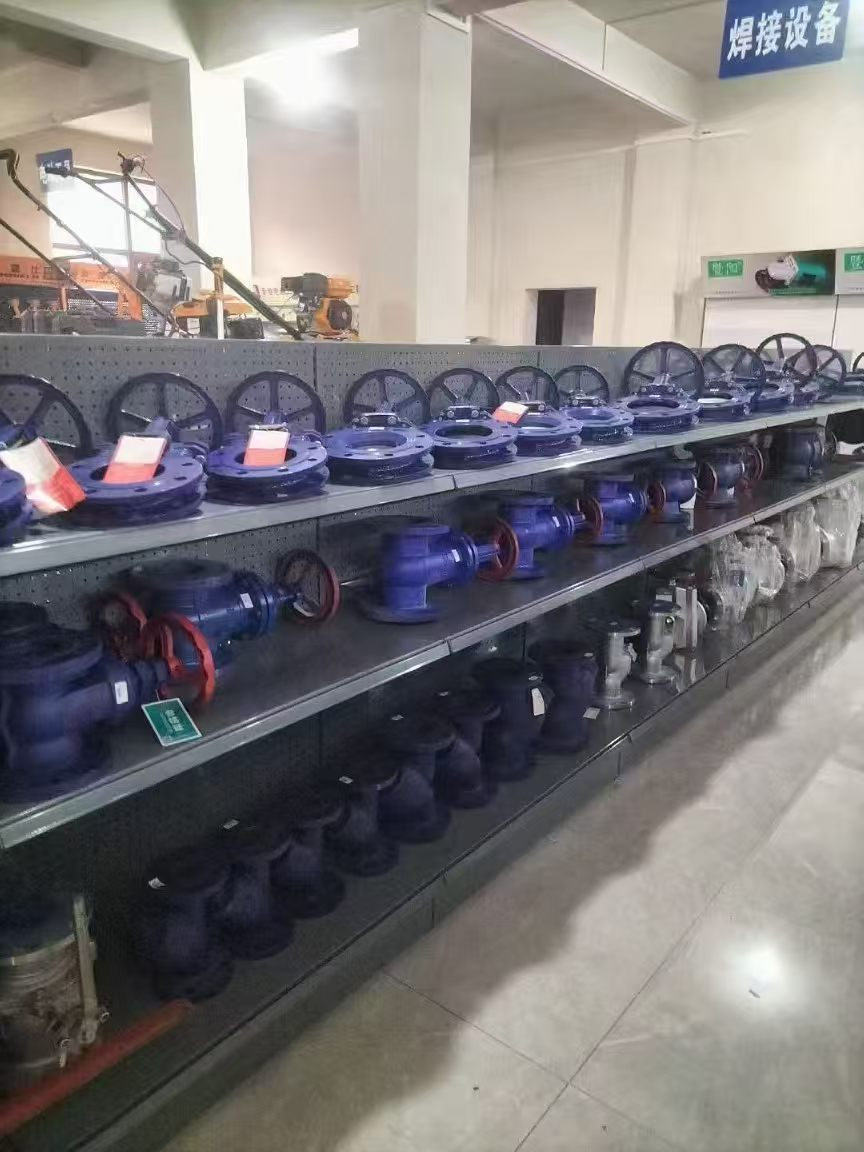 Стеллажи в розничном стиле для магазинов
