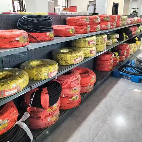 Стеллажи в стиле супермаркета для магазинов кабельной продукции: аккуратная и эффективная выкладка товара