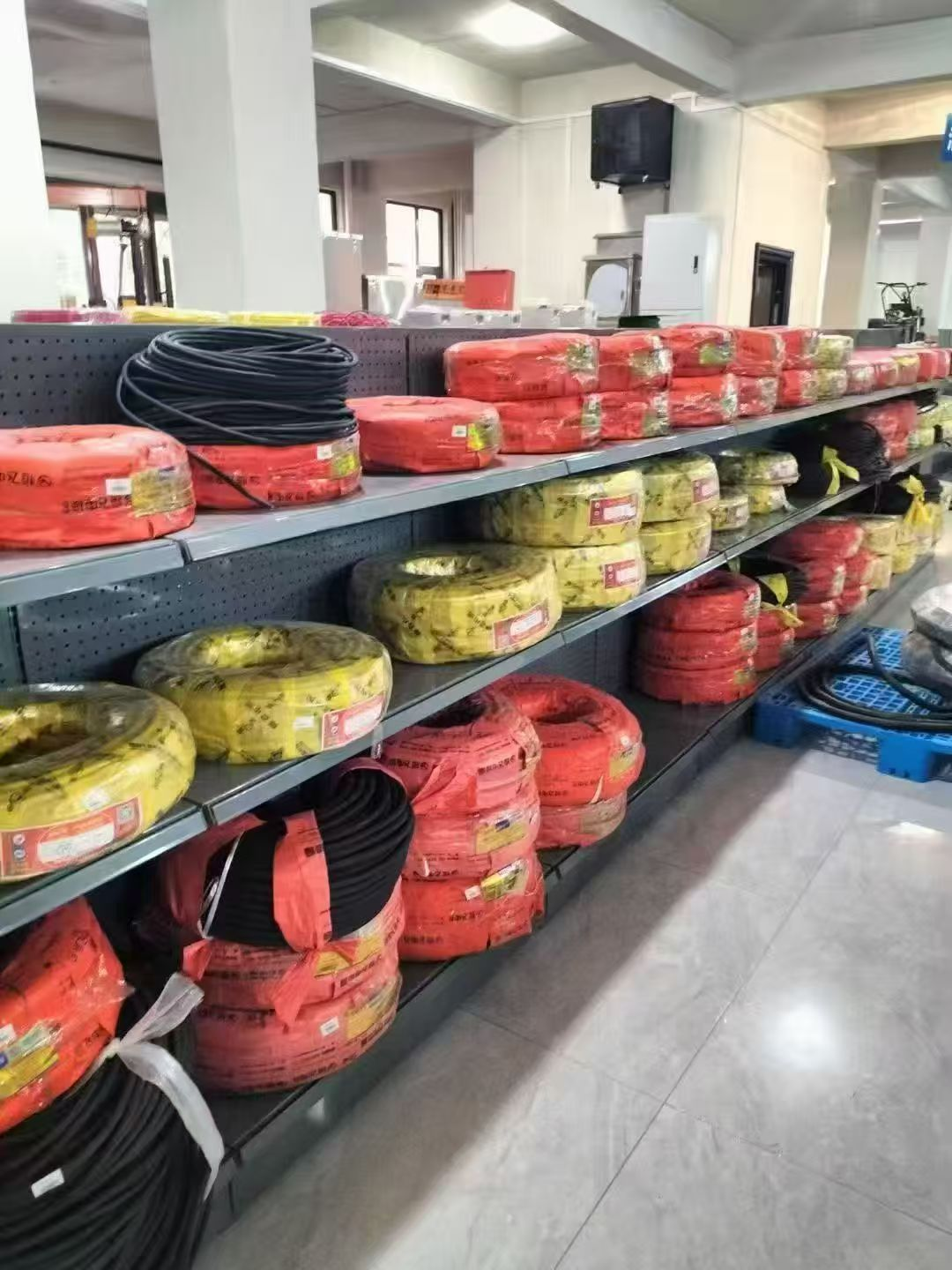 Стеллажи в стиле супермаркета для магазинов