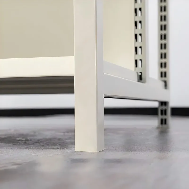 Четырёхопорные стеллажи в супермаркете (односторонние)