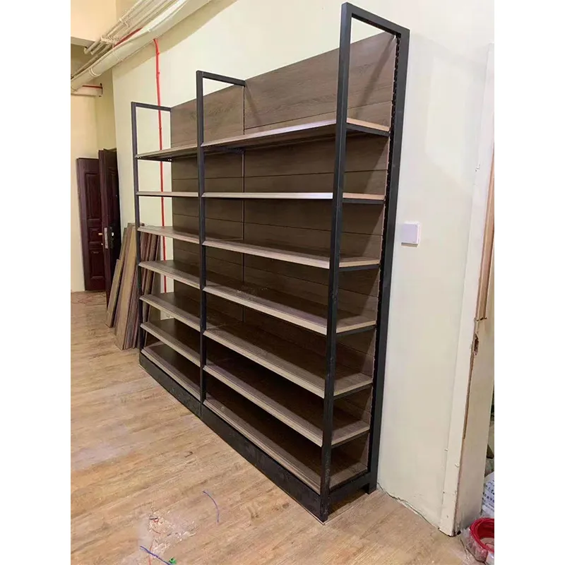 Четырёхопорные стеллажи в супермаркете с деревянной текстурой (односторонние)