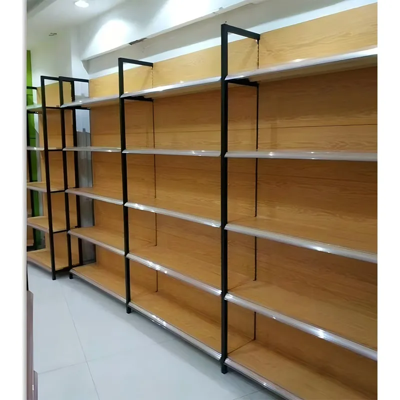 Четырёхопорные стеллажи в супермаркете с деревянной текстурой (односторонние)