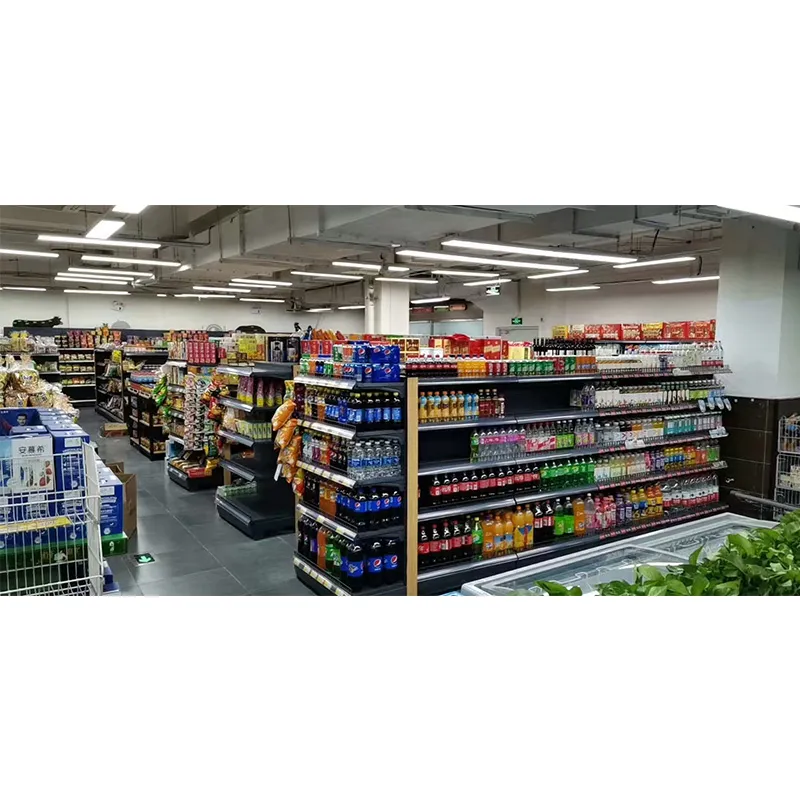 Элитные и стилизованные стеллажи в супермаркете