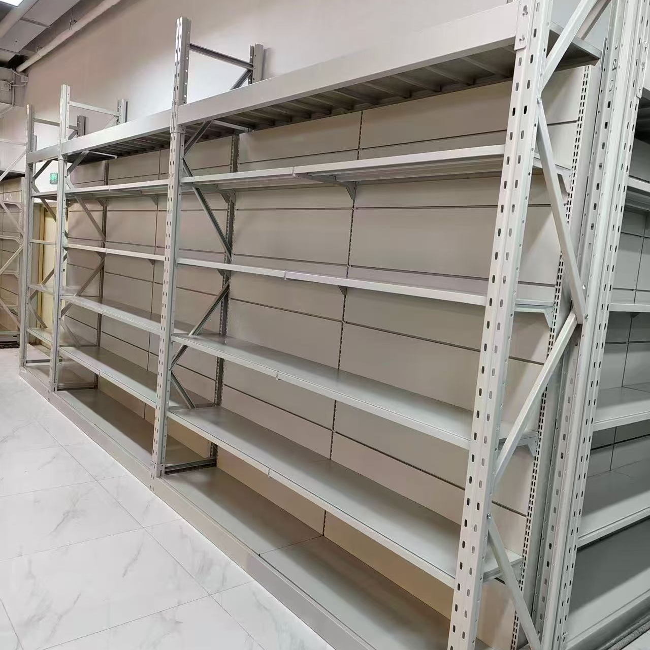 Компания Harbin Jiusheng Metal Structure: завершила проект по установке стеллажей в супермаркетах, обеспечив эффективную выкладку товаров в розничных магазинах.
