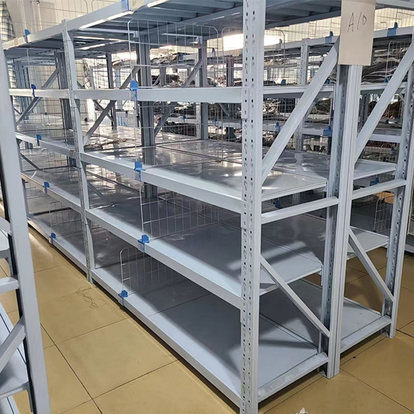 Компания Harbin Jiusheng Metal Structure: реализовала индивидуальный проект по изготовлению стеллажей средней грузоподъемности, помогая компаниям по производству одежды внедрить эффективное управление складскими помещениями.