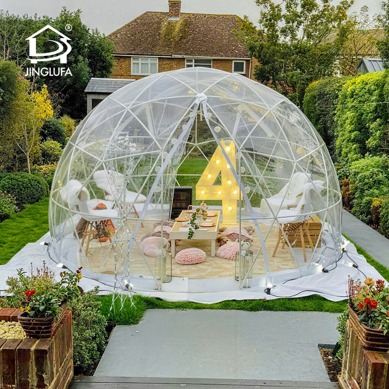 Полностью прозрачный куполообразный шатер