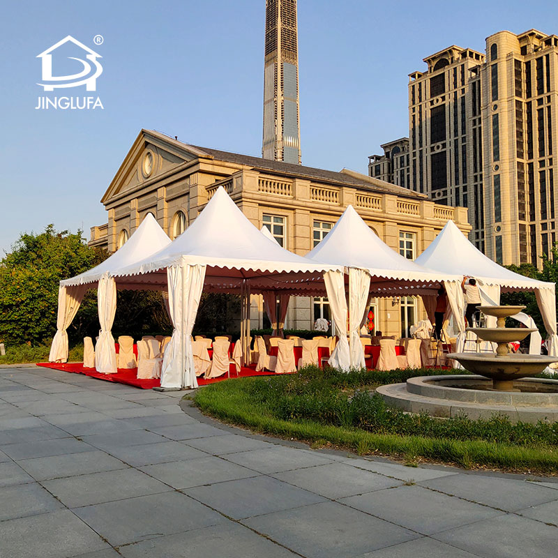 Шатер с остроконечной крышей