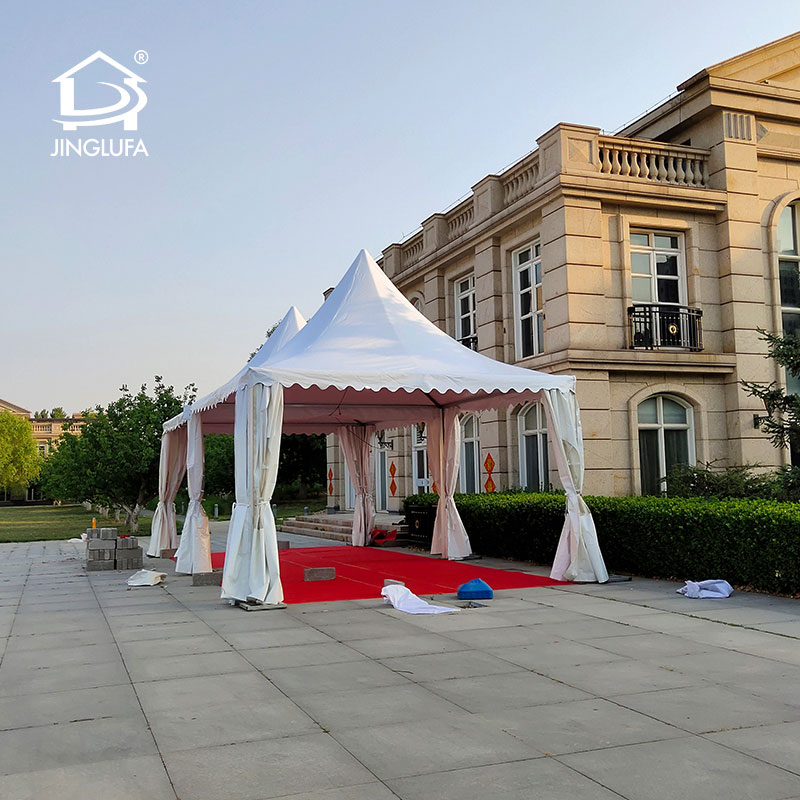 Шатер с остроконечной крышей