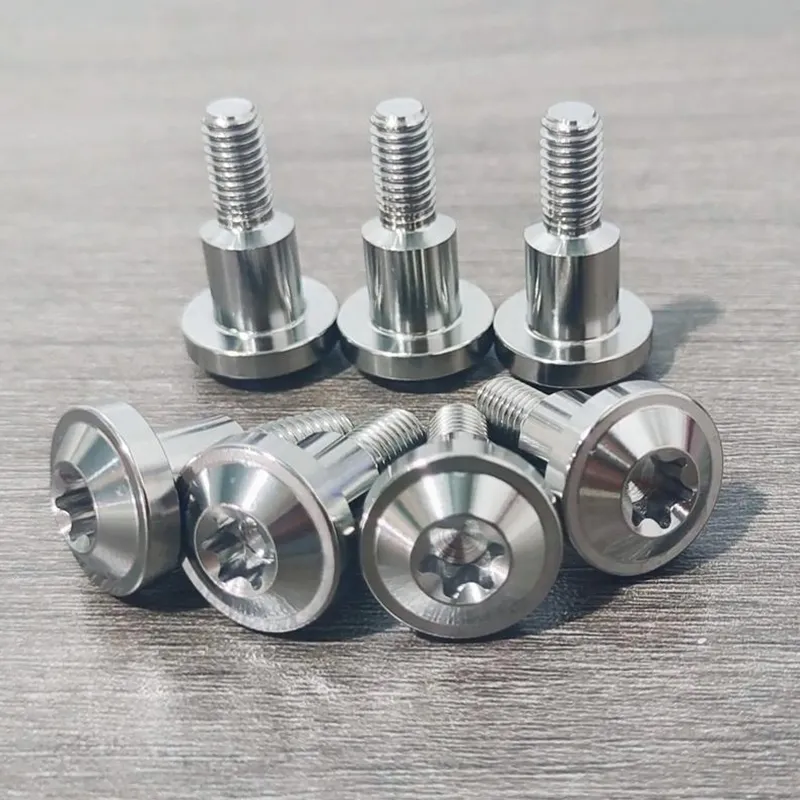 Титановый винт