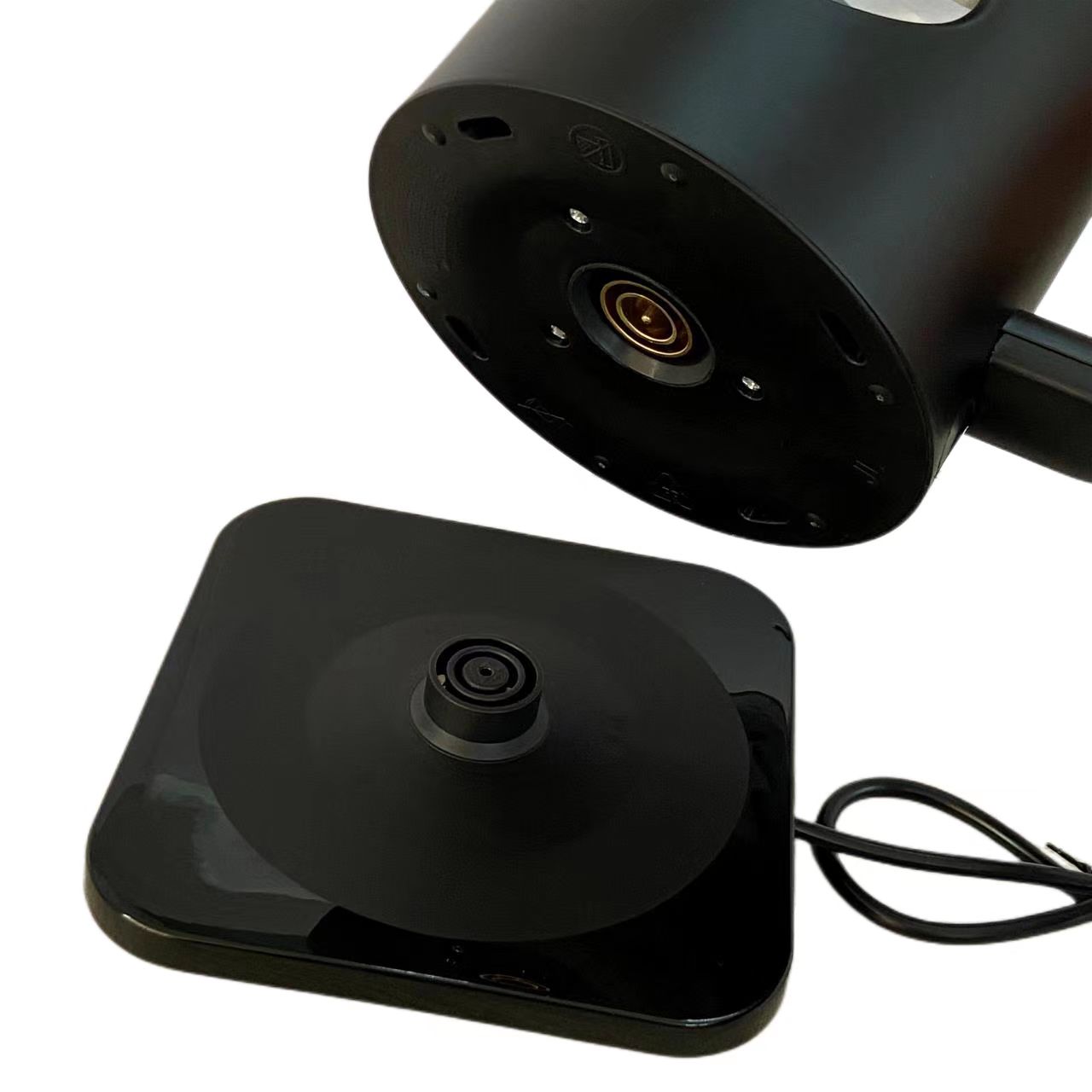 1,8 л стеклянных электронагревателей автоматически отключаются от электричества, чтобы предотвратить сушку кувшинов, которые используются для домашнего отопления KGN1108