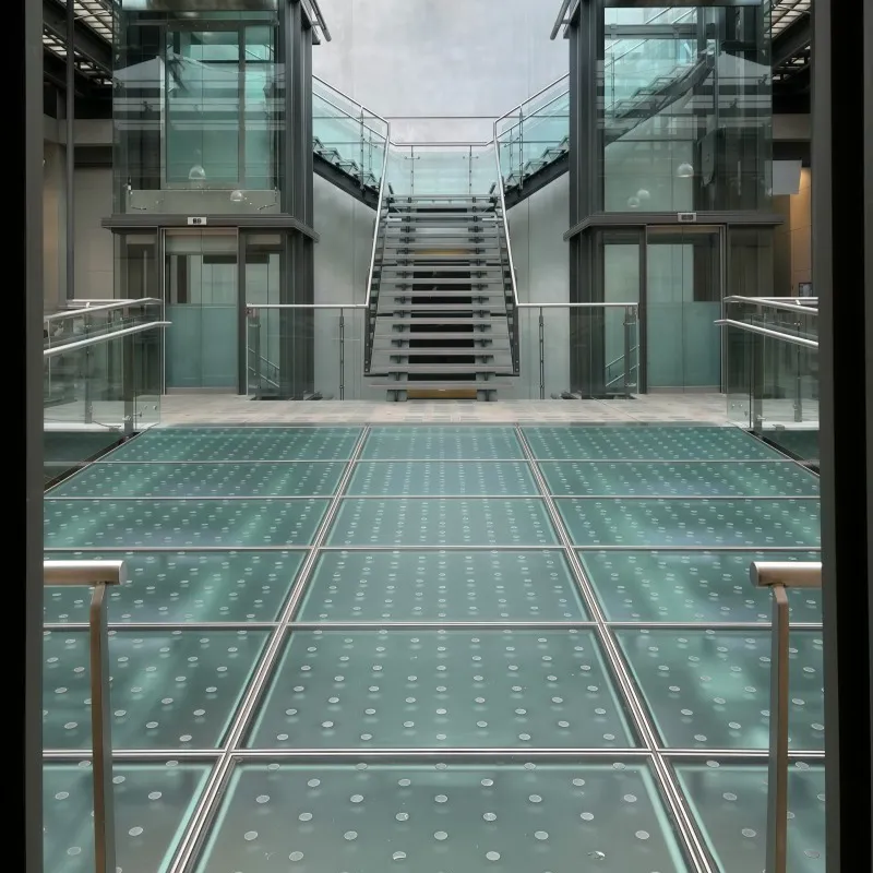 Стекло для пешеходных дорожек