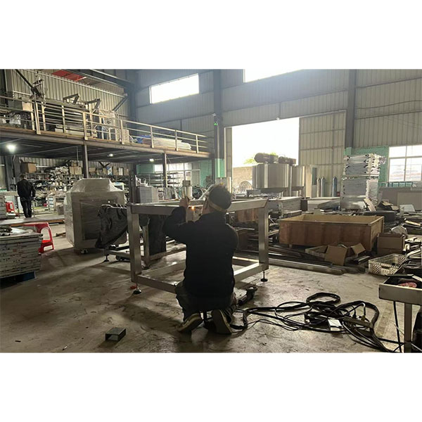 Искры от сварки отражают мастерство и непоколебимую преданность своему делу, создавая сладость – упорство сварщиков в мастерской по производству кондитерского оборудования.