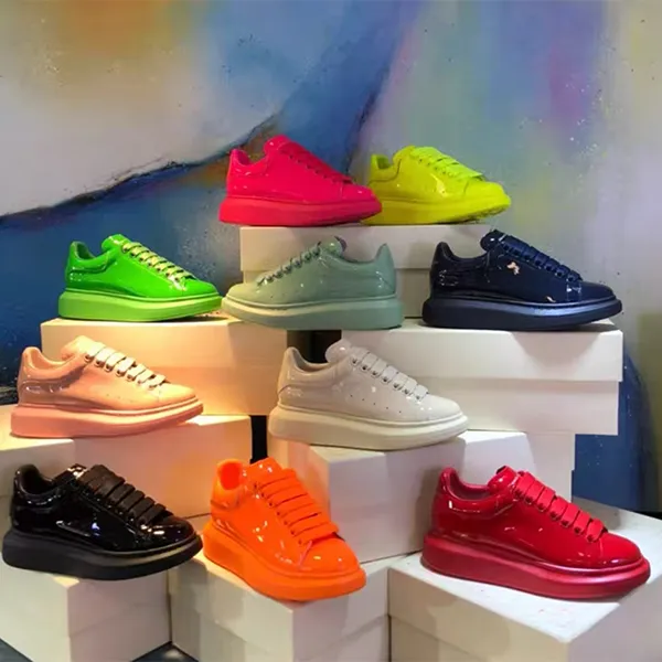 Модная глянцевая обувная кожа в трендовом дизайне